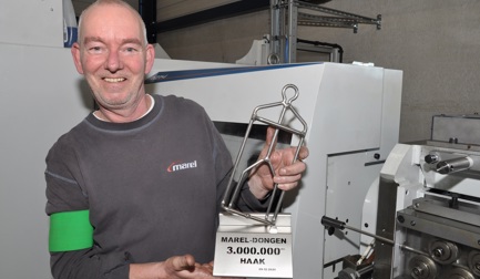 Marel manufactures 3,000,000th poultry shackle