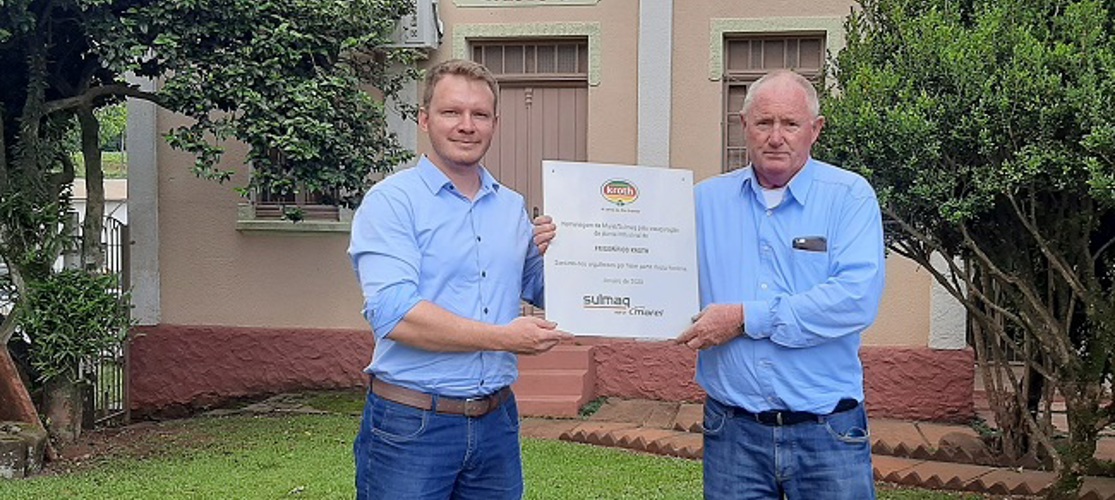 Auri Kroth Receiving Inauguration Plate From Marel Pedro Hauth